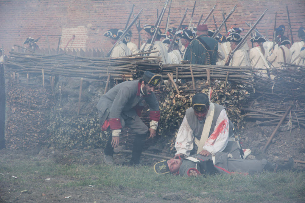 Rakouští sapéři pracující na zákopech u pevnosti v bojové ukázce připomínající sedmiletou válku (1756–1763) z josefinských slavností v Terezíně roku 2016