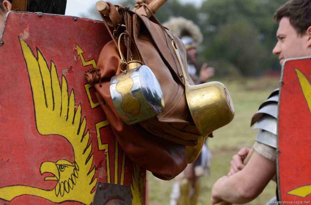 Praktické pokusy s přenášením kompletní pochodové výbavy legionáře v římské legii Bestia (spolek Gemina)