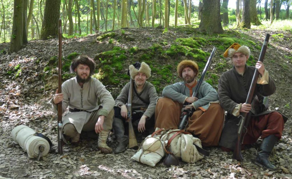 Čtyři kozáci z Huljajpoľské kureně záporožského vojska, jak se nazývá volné sdružení českých reenactorů, kteří rekonstruují výbavu, život i boj kozáků